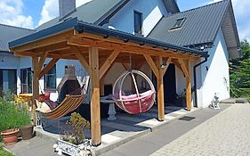 Dom z ogrodem